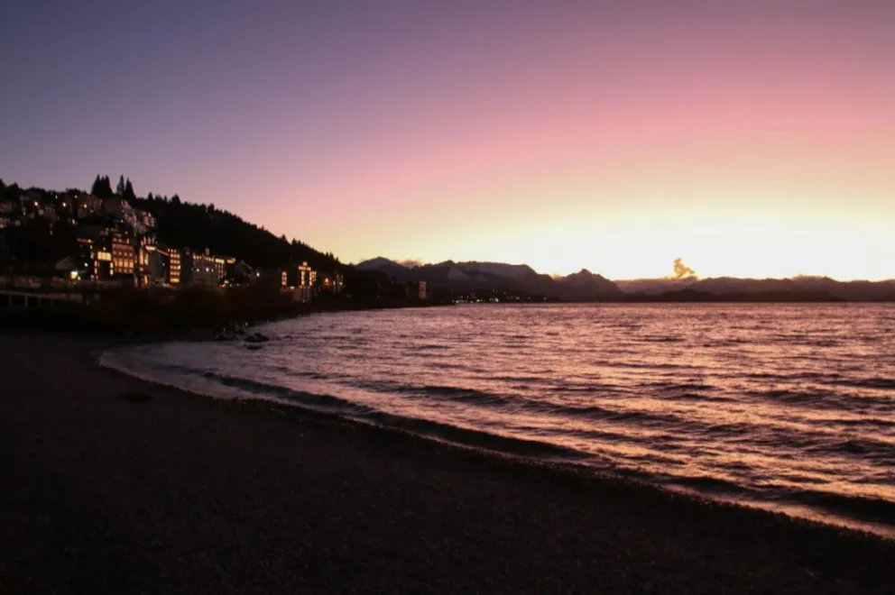 Un atardecer barilochense que maravilla a vecinos y turistas