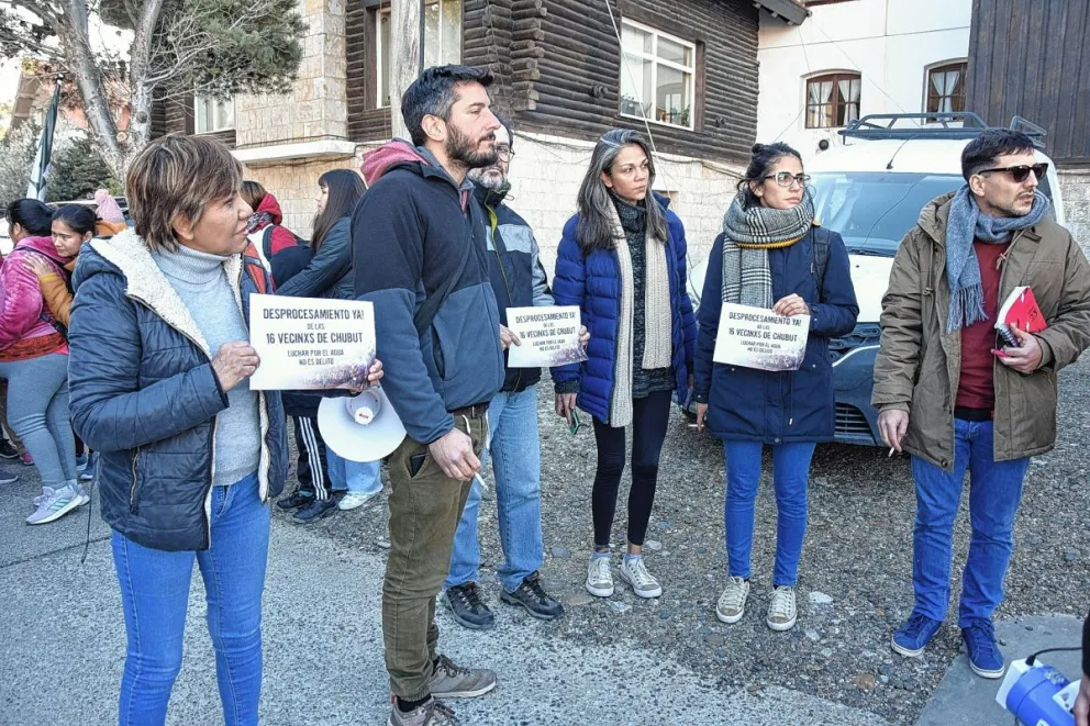 Pidieron el desprocesamiento de 16 vecinos  de Chubut criminalizados por defender el agua
