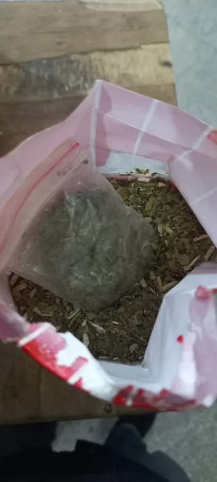 Detuvieron a una mujer por intentar pasar marihuana dentro de un paquete de yerba