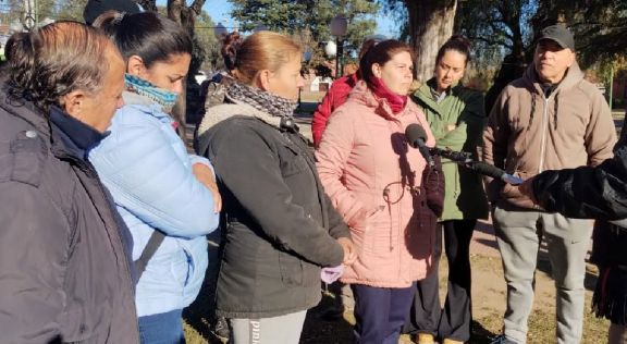 Los trabajadores despedidos se manifestaron frente a la Municipalidad de Cortaderas