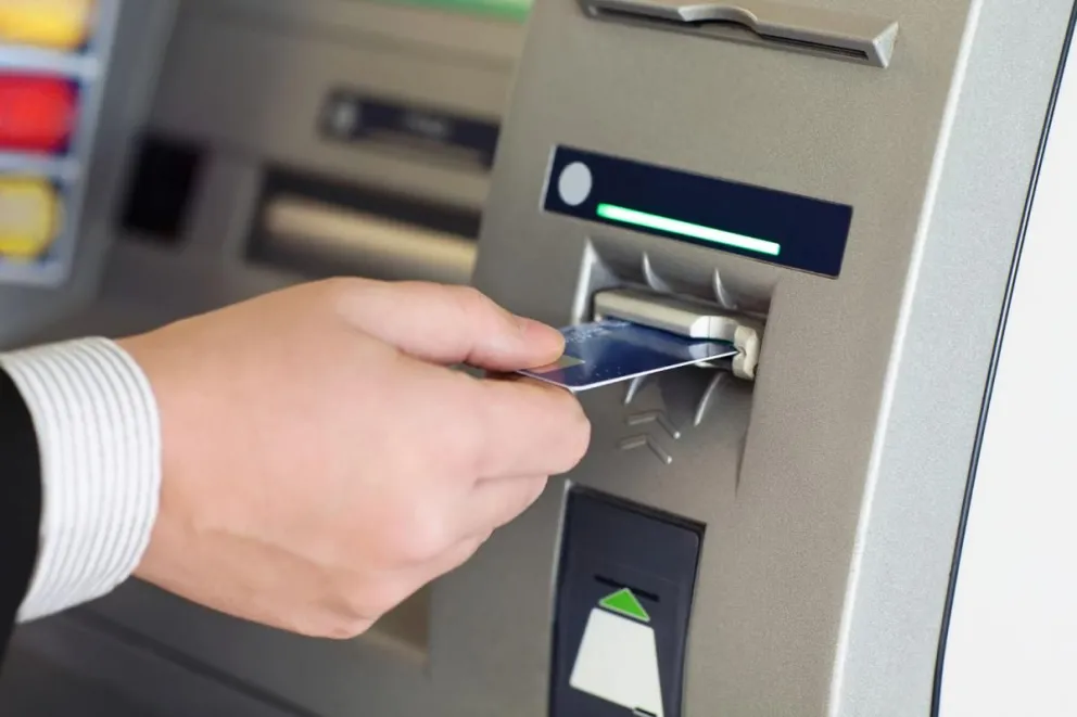 Increíble: por una ola de estafas, cada vez que vayas al cajero automático deberás verificar esto