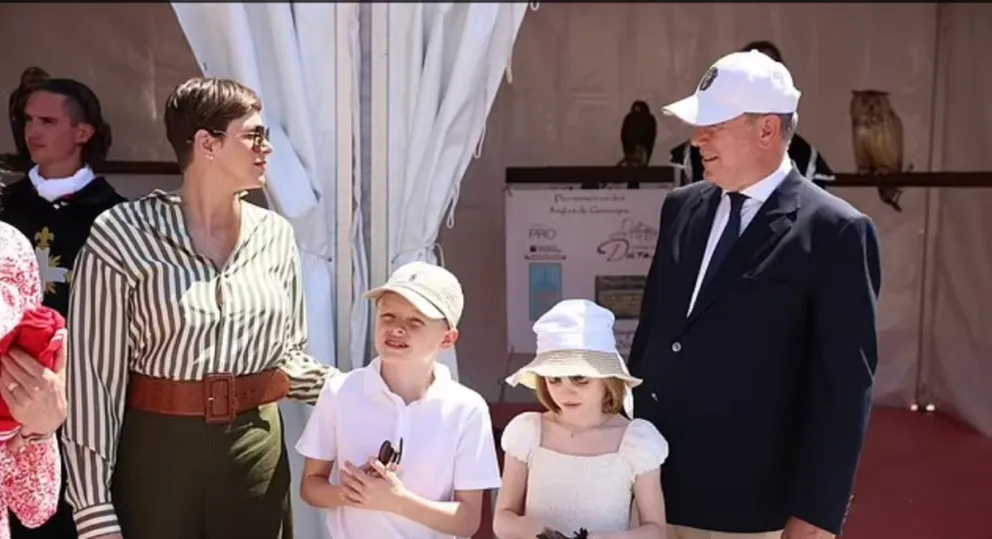 La princesa Charlene viste de rayas y se ve impresionantemente bien