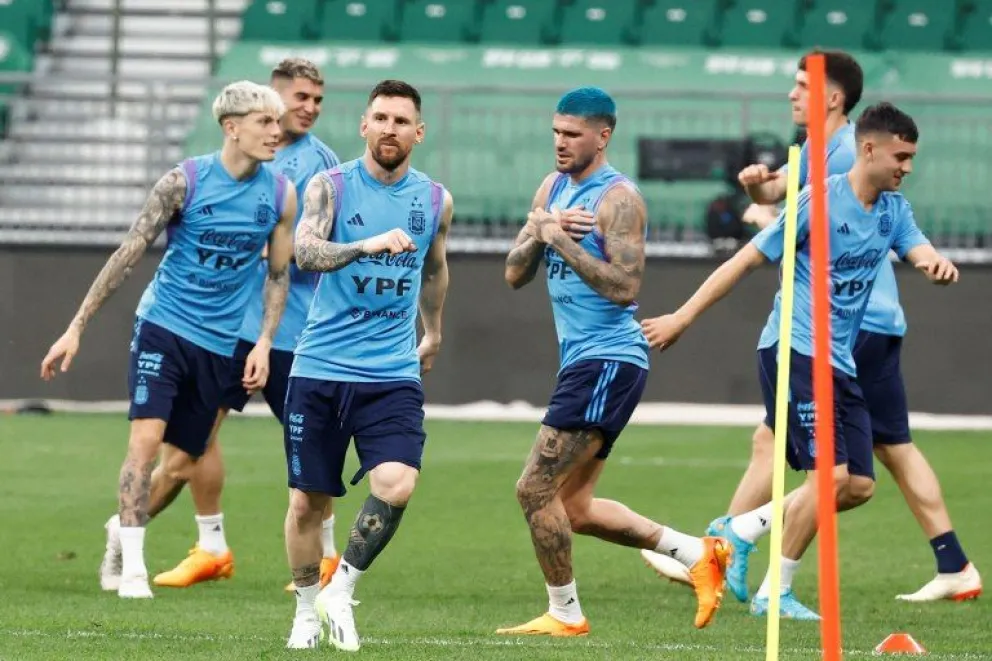 La Selección argentina se entrenó pensando en Australia con la presencia de Julián Álvarez en duda