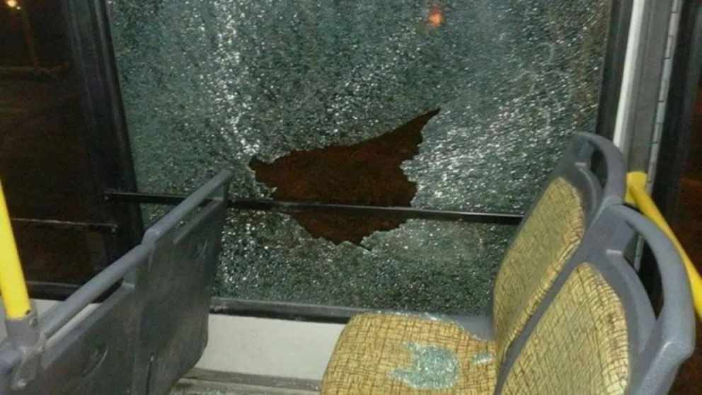 Una mujer resultó herida en colectivo de SAETA tras ser golpeada por una piedra