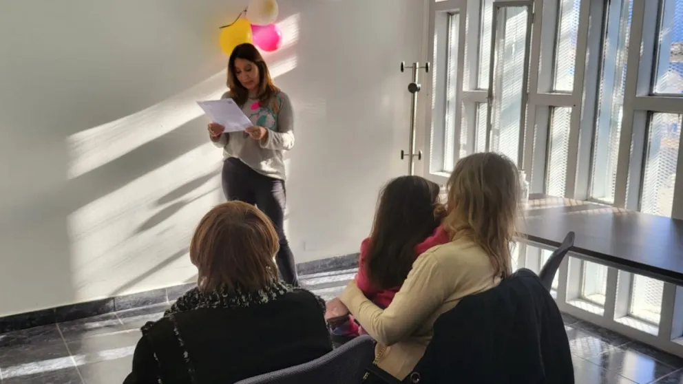 En lenguaje sencillo una niña escuchó su sentencia de adopción: “Ahora vamos a estar juntas para siempre”