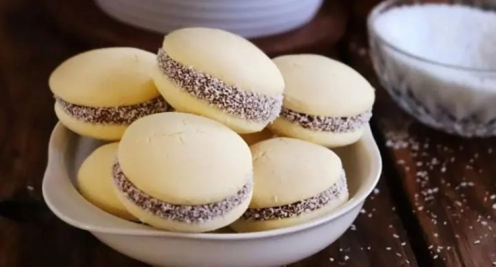Alfajores de maicena aptos para celíacos: esta increíble receta no lleva azúcar y es baja en calorías