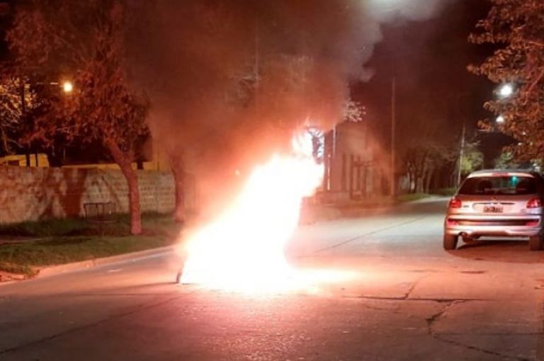 Alberti: una moto fue consumida por el fuego mientras circulaba