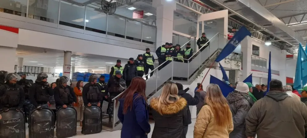 Tras la protesta, la intergremial de trabajadores municipales logró acordar un incremento salarial
