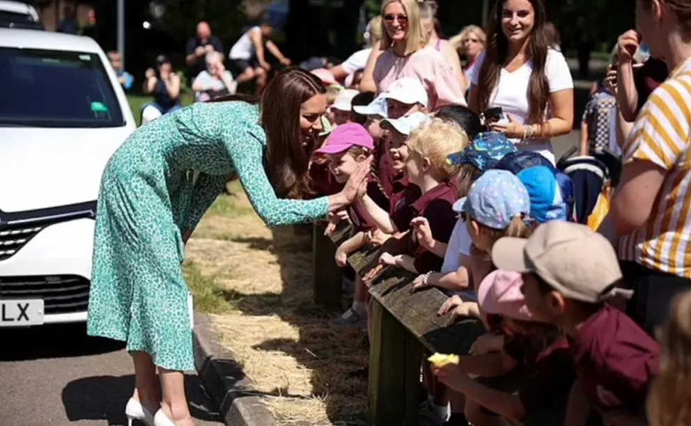 Un bebé eructa en medio de una conversación de Kate Middleton con unos trabajadores  (video)