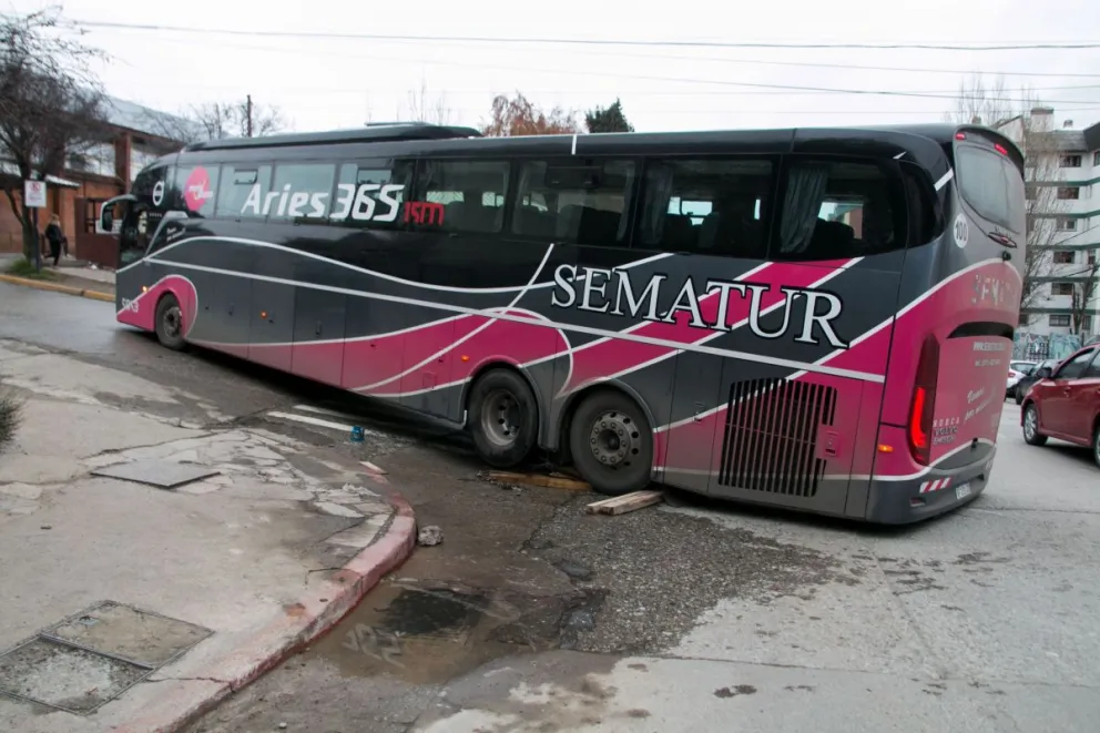 Un colectivo de turismo terminó "colgado" en una subida céntrica