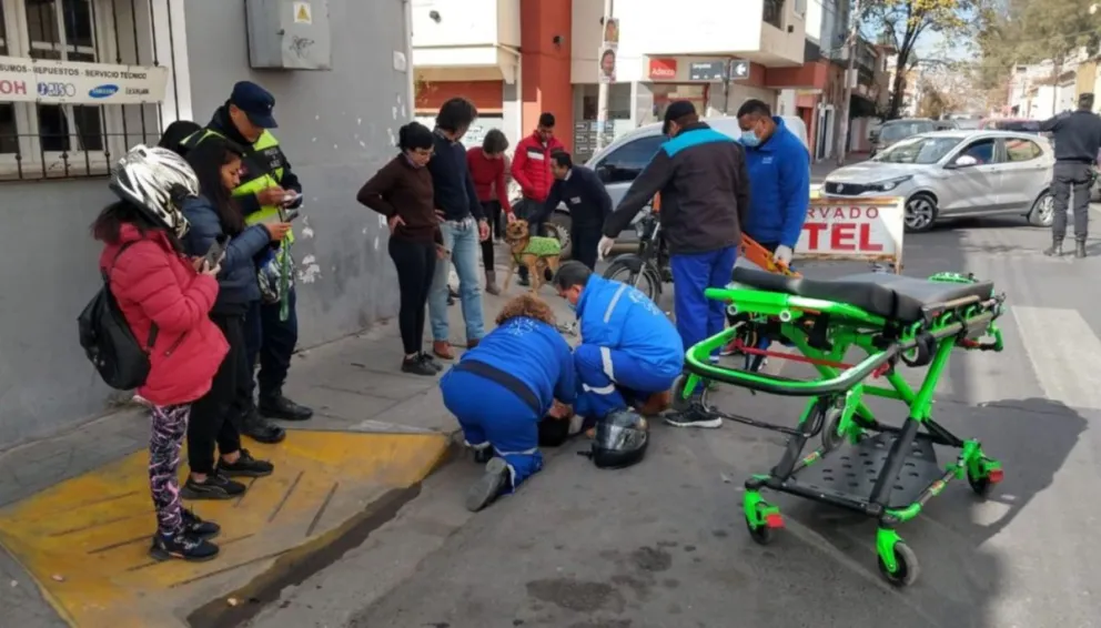 Terrible choque: un motociclista terminó herido e inconsciente en pleno centro salteño     