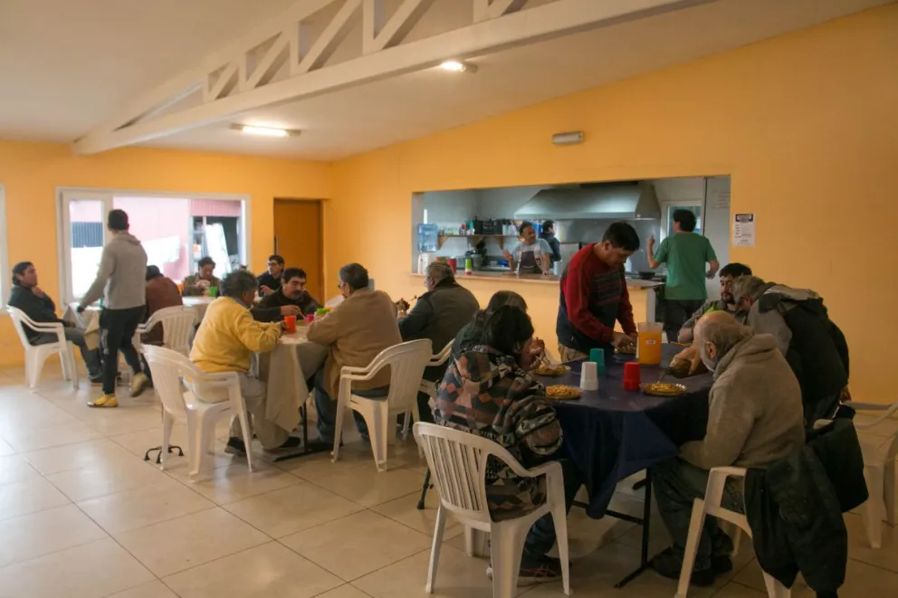 Unas 50 personas almuerzan, cenan y duermen en el dispositivo (foto de archivo) 