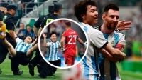 Todo lo que no mostró la TV: un fanático entró a la cancha para saludar a Lionel Messi y Dibu Martínez