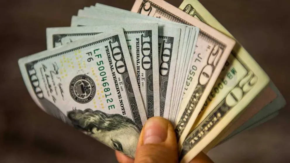 Dólar blue: a cuánto bajó la cotización de la divisa este jueves 15 de junio