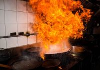 Un local de comidas rápidas se incendió en Tartagal: hubo una persona intoxicada 
