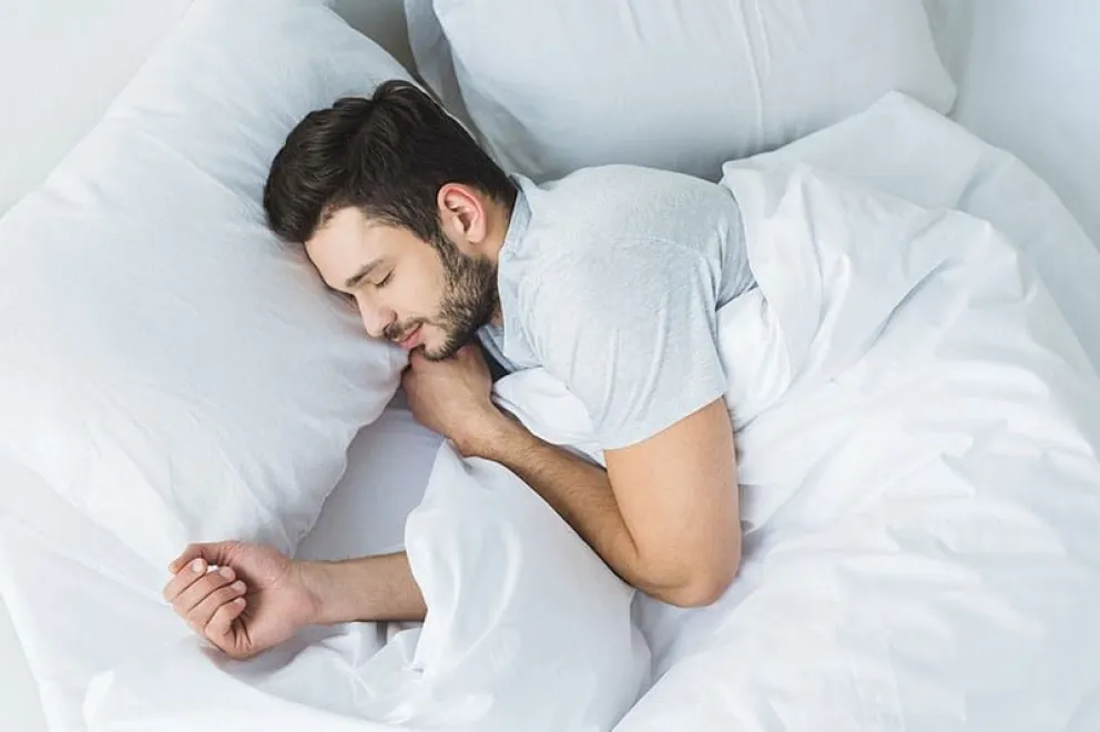 Test de personalidad: descubre tus rasgos únicos según tu posición al dormir 