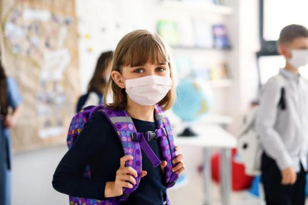 Chile: vuelve el uso obligatorio de barbijo a las escuelas por un brote de virus