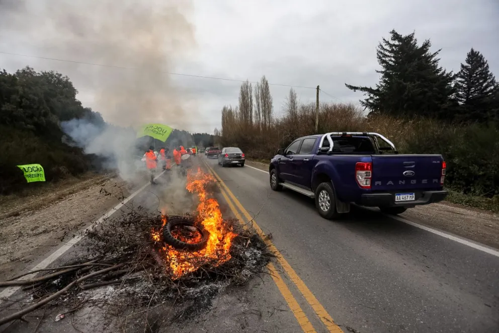 Trabajadores viales cortaron el acceso a Bariloche y hubo serias demoras en el tránsito