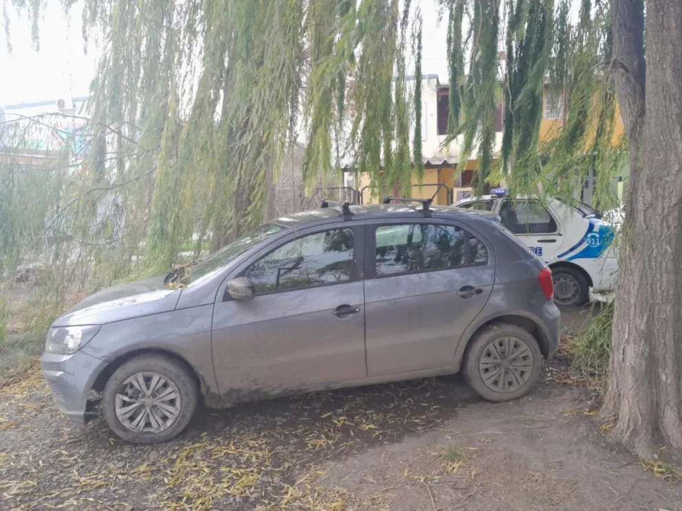 A un maragato le robaron el auto, lo recuperó la policía de Viedma, y se enojó con los uniformados