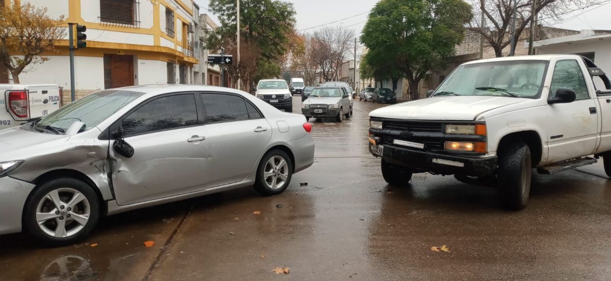 Choque en Rivadavia y España tras el cruce en rojo de una camioneta