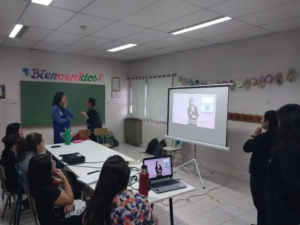 Personal de la Comisaría de la Familia brindó una charla preventiva en la Especial 19
