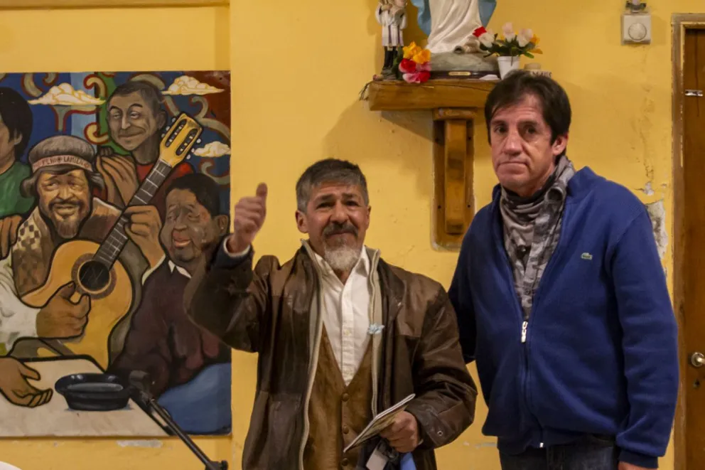 El escritor del Nahuel Hue regaló palabras y canciones a los muchachos del Hogar Emaús