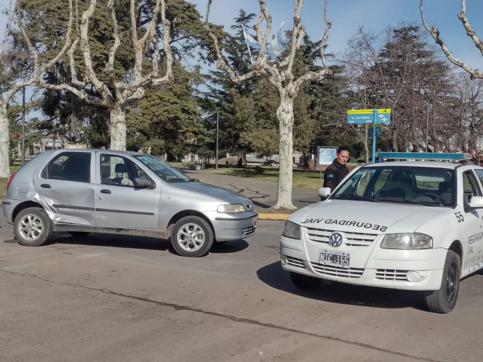 Dos automóviles protagonizaron una colisión en pleno centro