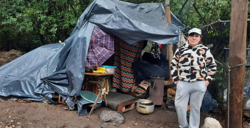 Hace ocho meses que vive en una carpa y pide un nylon grueso para pasar el invierno 