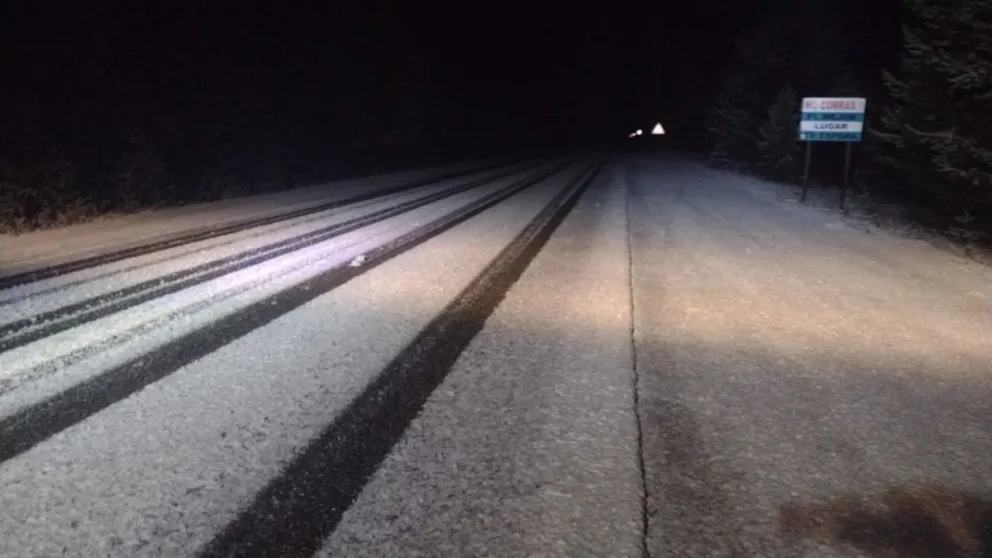 Nieve y baja adherencia en las rutas: piden extrema precaución para circular hacia Bariloche 