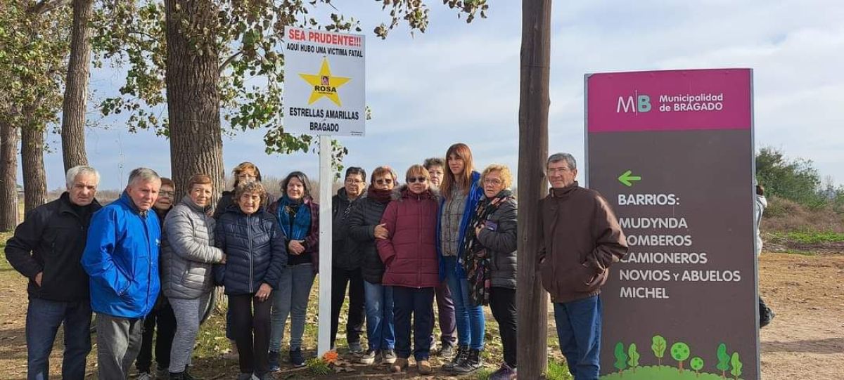 Colocaron un cartel con una estrella en el lugar del siniestro vial donde murió Rosa Molina
