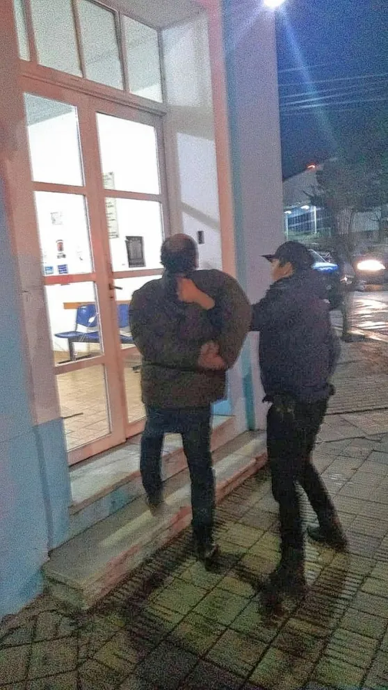 Lo detuvieron por robar una campera del interior de un auto, agredir a un policía y provocar daños en la comisaría