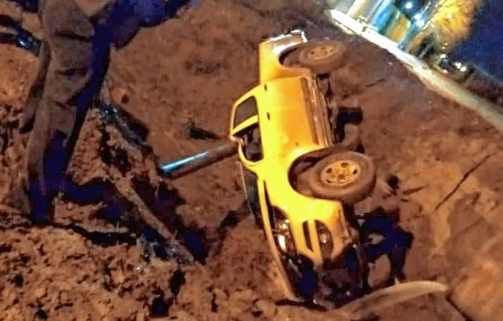 Dos personas quedaron atrapadas en una camioneta luego de volcar en un canal