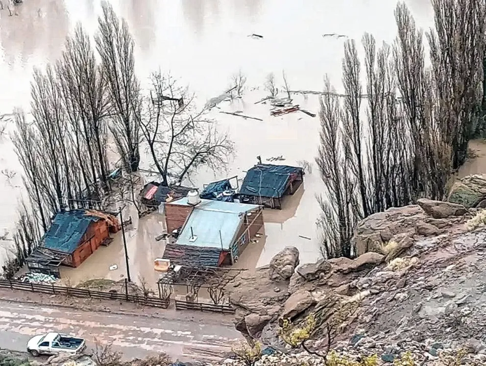 Continúa la emergencia en Neuquén: Tuvieron que evacuar Sauzal Bonito por el desborde del río Neuquén