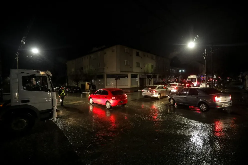 Embotellamientos y complicaciones en la Costanera: corte total de 12 de Octubre y Vicealmirante O'Connor doble mano