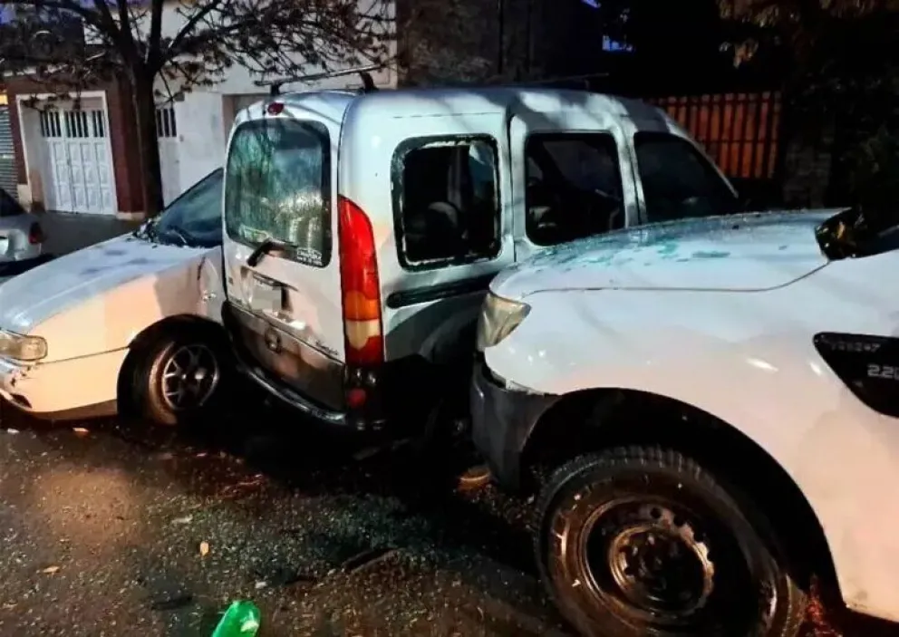 Perdió el control de la camioneta y chocó a tres vehículos estacionados sobre 25 de Mayo