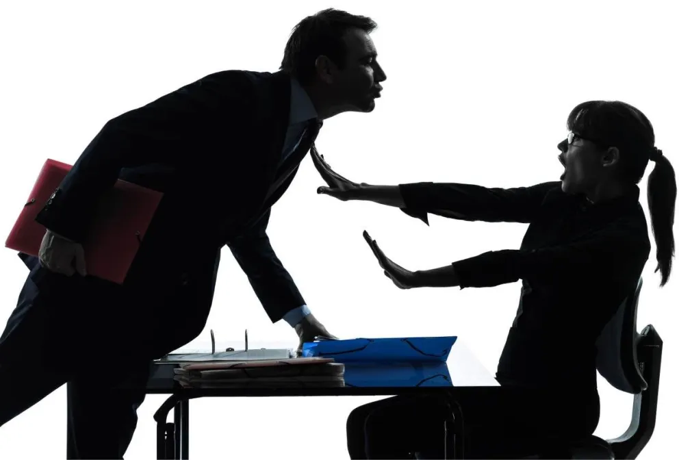 Era el jefe, besó a una empleada sin consentimiento y lo echaron con causa