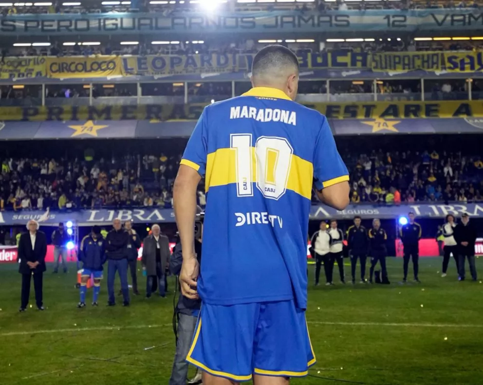 El emocionante gesto de Juan Román Riquelme: se puso la camiseta de Diego armando Maradona