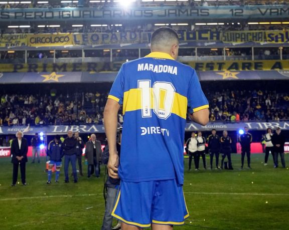 El emocionante gesto de Juan Román Riquelme: se puso la camiseta de Diego armando Maradona El emocionante gesto de Juan Román Riquelme: se puso la camiseta de Diego armando Maradona