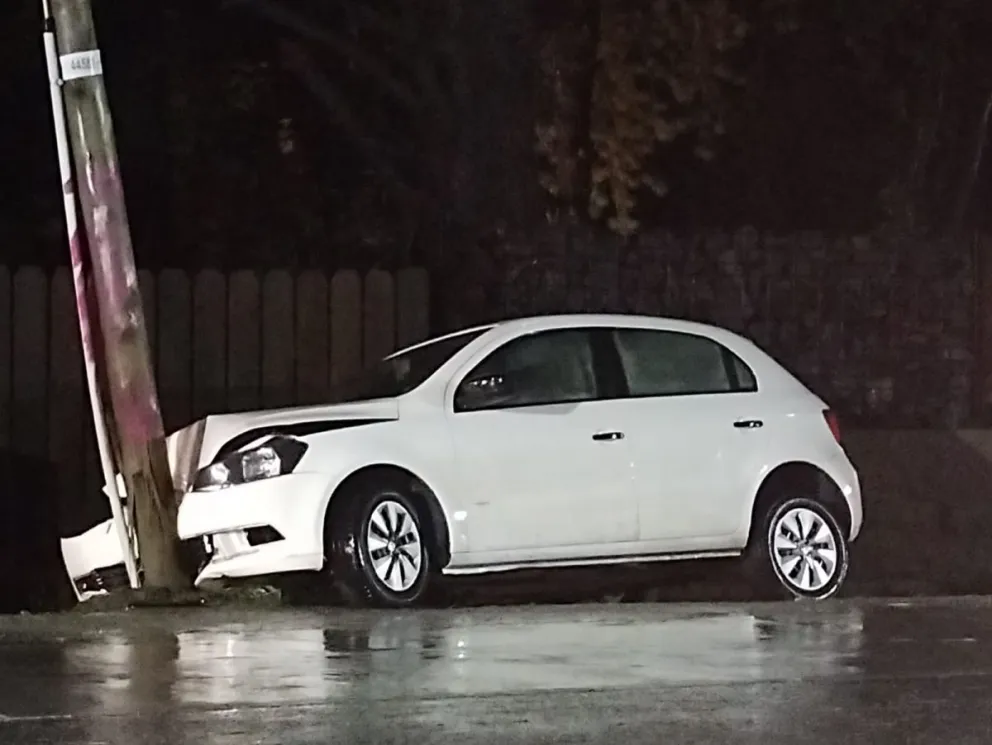 Perdió el control del auto y frenó contra un poste 