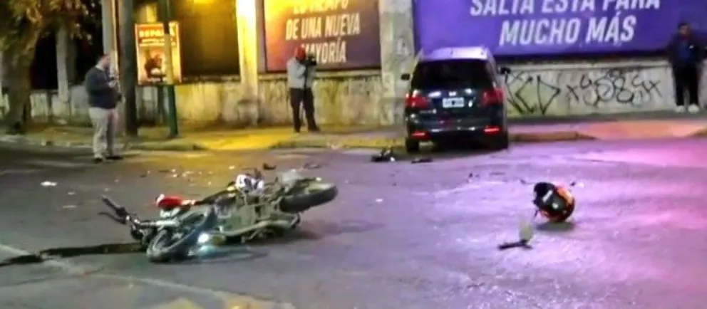 Fuerte choque en Avenida Bicentenario: un auto terminó sobre la vereda del club Gimnasia y Tiro 