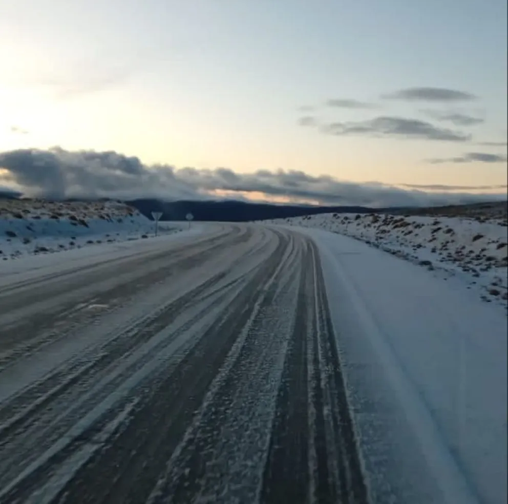 Solicitan transitar con precaución por presencia de hielo y nieve en el tramo que vincula Comallo con Dina Huapi
