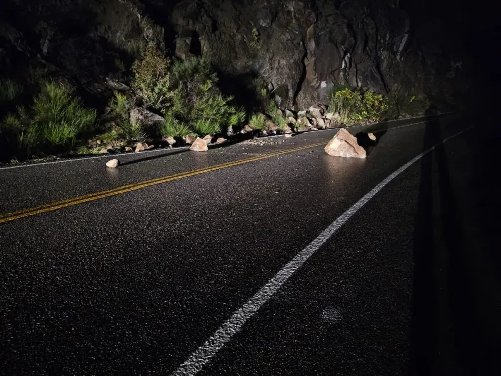 Intensas lluvias y nevadas provocan derrumbe de piedras en un tramo de la Ruta 40 