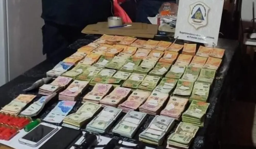 Robaron casi 17 millones de pesos vestidos de policías y fueron detenidos