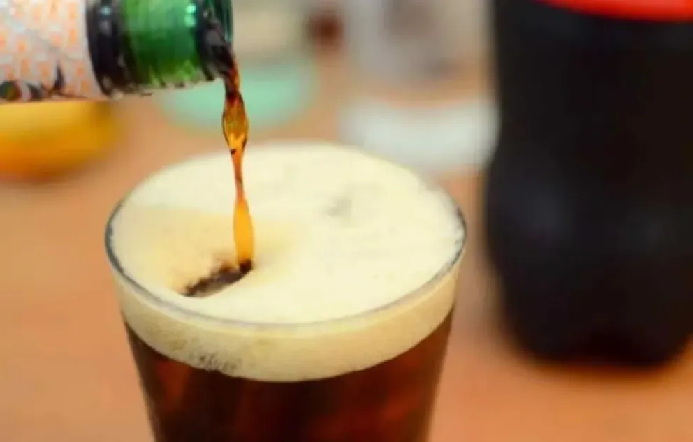 Insólito: entró a robar en una vinoteca, se emborrachó y se durmió abrazado a una botella