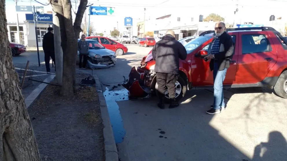 Choque en Zatti y Alberdi dejó como saldo una camioneta destruida por  el impacto 