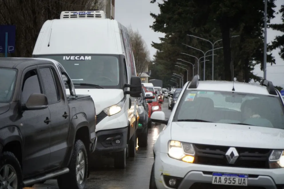 Cada vez más personas utilizan el celular a la hora de conducir. Foto: Marcelo Martínez.
