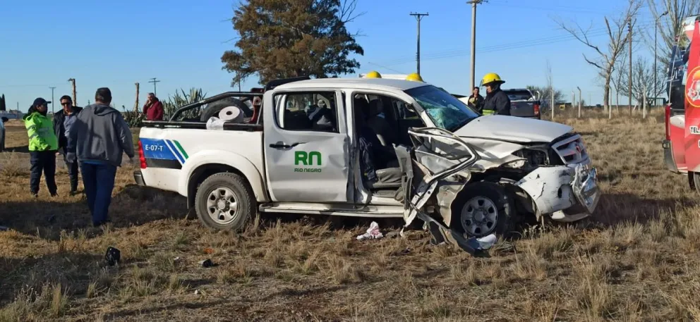 Una camioneta de Vialidad Rionegrina terminó destrozada tras chocar con un camión