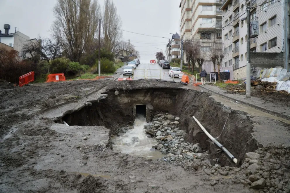 Todavía no logran finalizar la reparación del socavón de avenida 12 de Octubre