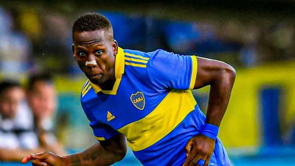 Tras convertirse en figura, Advíncula podría traicionar a Almirón y abandonar Boca Juniors por un rival directo