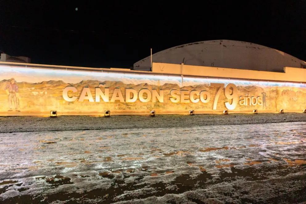 Cañadón Seco inició su 79° aniversario con encendido de cartelería y caravanazo popular
